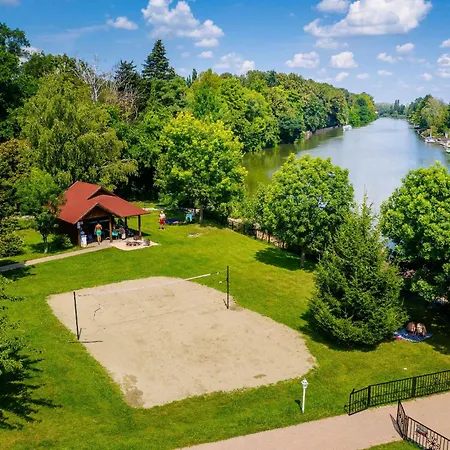 Hotel apartamentowy Aranyszarvas Panzio****, Etterem Es Grillterasz