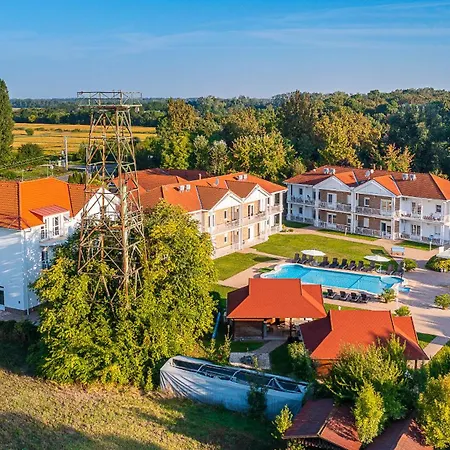 Hotel apartamentowy Aranyszarvas Panzio****, Etterem Es Grillterasz