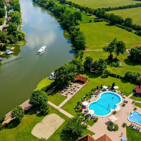 Hotel apartamentowy Aranyszarvas Panzio****, Etterem Es Grillterasz 4*