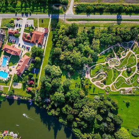 Hotel apartamentowy Aranyszarvas Panzio****, Etterem Es Grillterasz Szarvas