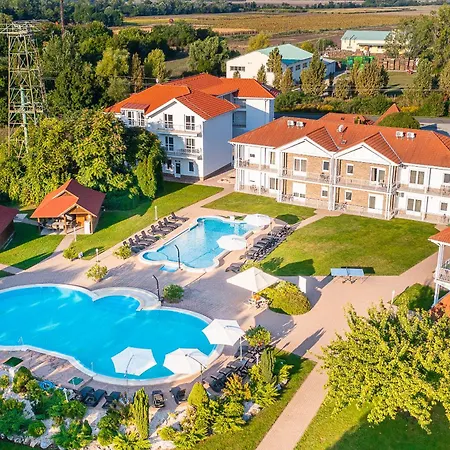 Apartmanhotel Aranyszarvas Panzió****, étterem és Grillterasz