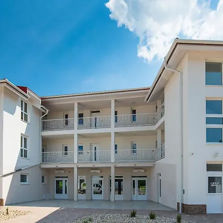 Aranyszarvas Panzio****, Etterem Es Grillterasz