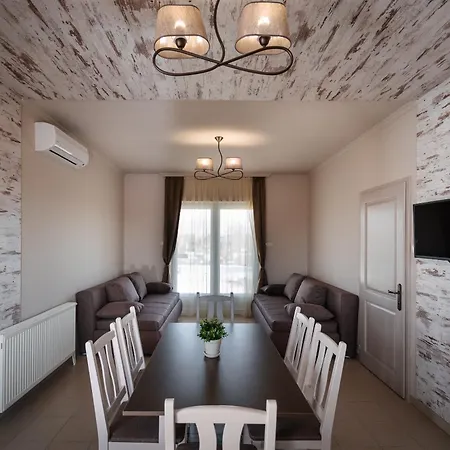 Hotel apartamentowy Aranyszarvas Panzio****, Etterem Es Grillterasz 4*