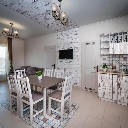 Hotel apartamentowy Aranyszarvas Panzio****, Etterem Es Grillterasz 4*